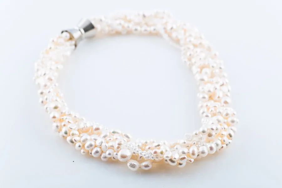 ALY WHITE PEARL NECKLACE